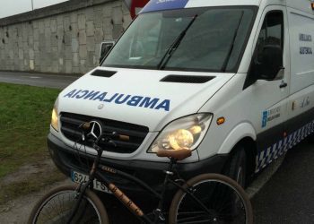 Una ciclista resulta herida al chocar con un vehículo en una rotonda