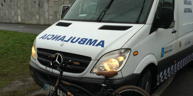 Una ciclista resulta herida al chocar con un vehículo en una rotonda