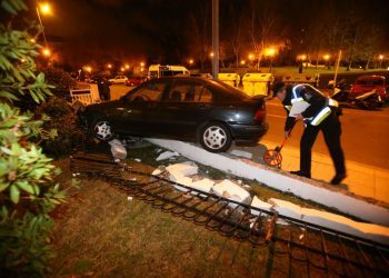 Un conductor herido al chocar contra el cierre de un edificio en Coia