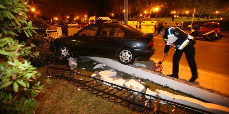 Un conductor herido al chocar contra el cierre de un edificio en Coia