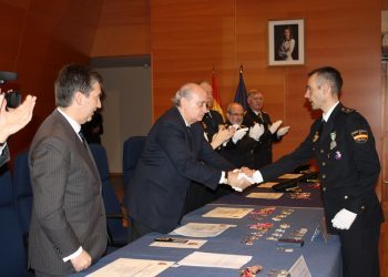 Vicente Alló es condecorado con la Orden del Mérito Policial