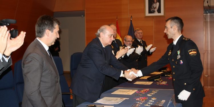 Vicente Alló es condecorado con la Orden del Mérito Policial