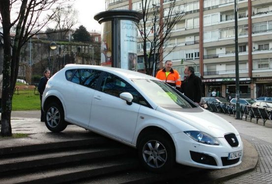Un vehículo acaba encajado en la escalinata de Isaac Peral
