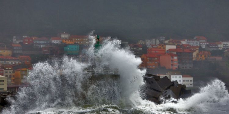 Olas de cinco metros en el puerto de A Guarda y posibilidad de nieve en zonas altas de Vigo