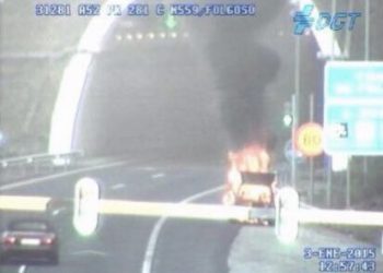 Un coche arde en la entrada del túnel de A Cañiza