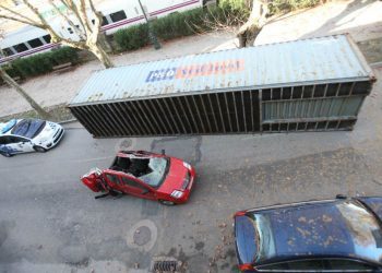 Salva la vida tras caer un contenedor sobre su coche en Vigo