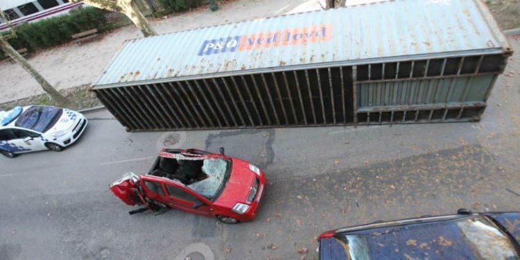 Salva la vida tras caer un contenedor sobre su coche en Vigo
