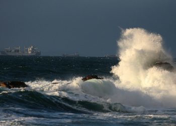 Media docena de barcos se refugian al abrigo de Cíes