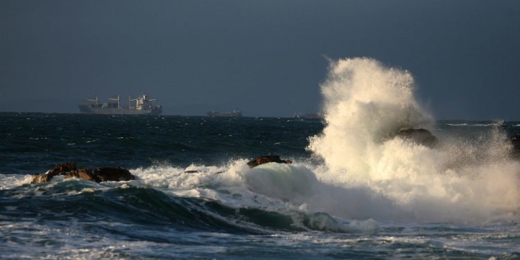 Media docena de barcos se refugian al abrigo de Cíes