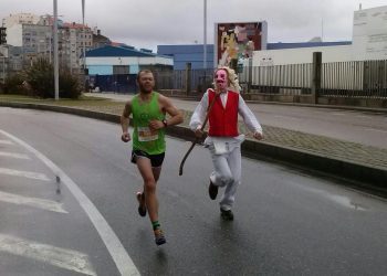 La primera Carreira de Entroido llenó de color las calles de Vigo