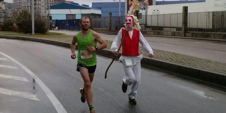 La primera Carreira de Entroido llenó de color las calles de Vigo
