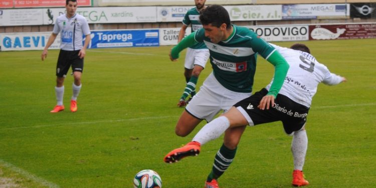 Pazó rescata un punto para el Coruxo en el descuento (1-1)