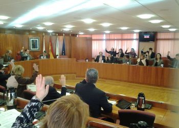 La candidata Elena Muñoz y las elecciones municipales «irrumpen» en el salón de plenos vigués