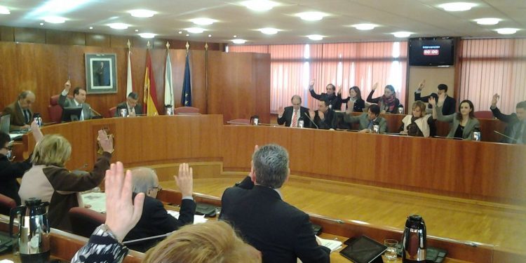 La candidata Elena Muñoz y las elecciones municipales «irrumpen» en el salón de plenos vigués