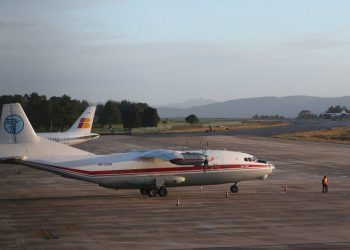 Dos aviones Antonov aterrizan en el aeropuerto de Peinador