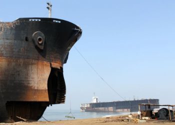 Los barcos de occidente se desguazan en las playas del Sur de Asia