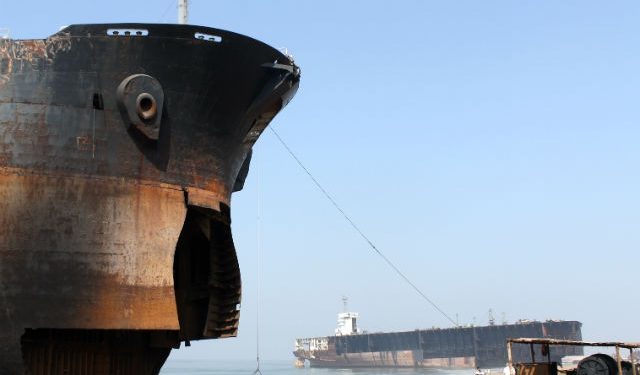 Los barcos de occidente se desguazan en las playas del Sur de Asia