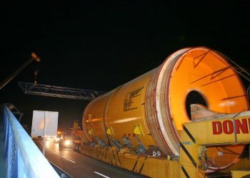 Un molino de 130 toneladas, desde O Porriño hasta China por las carreteras de Vigo