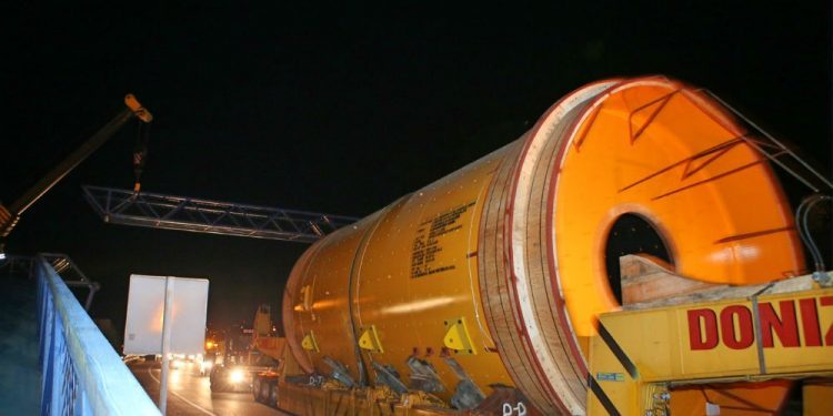 Un molino de 130 toneladas, desde O Porriño hasta China por las carreteras de Vigo