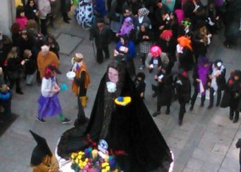 Las comparsas entierran el Meco