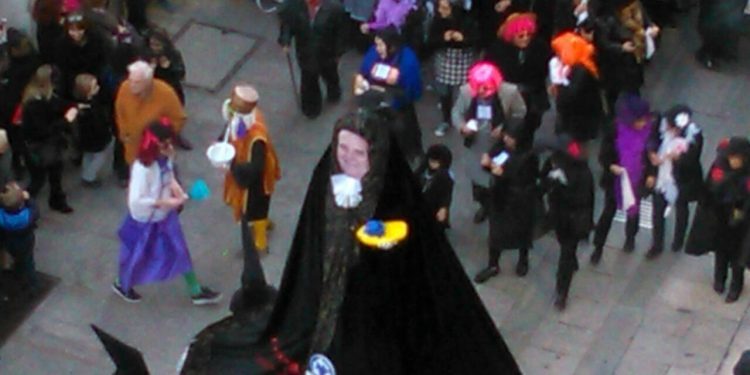 Las comparsas entierran el Meco