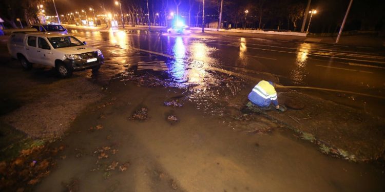 La rotura de una tubería del suministro de agua provoca una gran inundacion en Samil