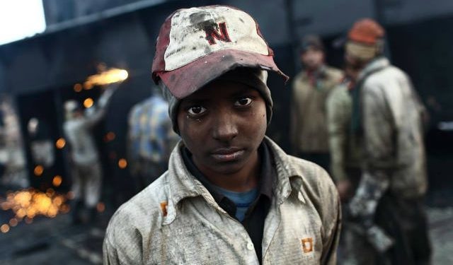 Explotación laboral infantil en los desguaces de Bangladesh