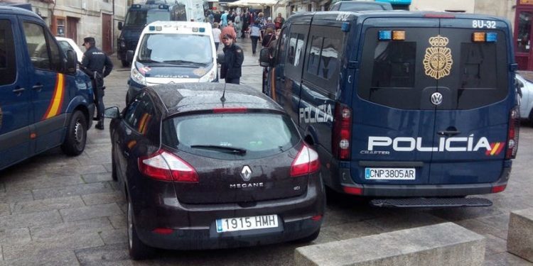 La juez no encuentra ninguna prueba ni indicio contra los dos policías detenidos por una redada en A Pedra