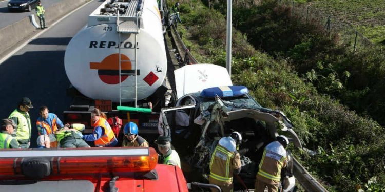 Uno de los guardias civiles heridos en la autopista ingresa en estado grave en la UCI del Xeral