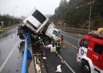 Un camión sufre un aparatoso accidente en Vilagarcía y queda colgado en la mediana