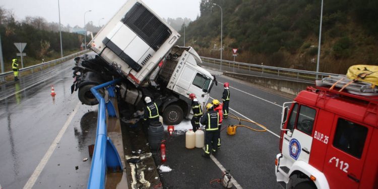 Un camión sufre un aparatoso accidente en Vilagarcía y queda colgado en la mediana