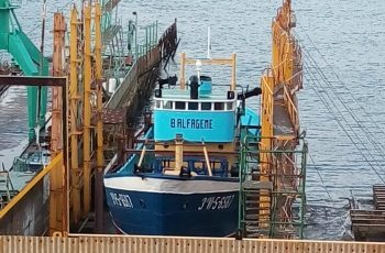 Cardama mueve el «Alfageme» para poder trabajar en otro barco