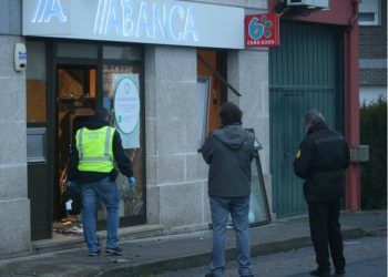 Agentes de la Guardia Civil en la sucursal de Abanca. / Foto: Selika
