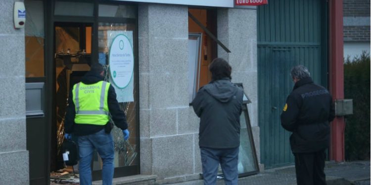 Agentes de la Guardia Civil en la sucursal de Abanca. / Foto: Selika