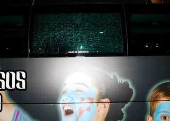 Lanzamiento de botellas contra el autobús del Celta a su llegada a Riazor