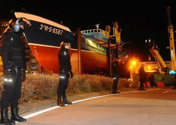 El «Alfageme» vara en la rotonda de Coia