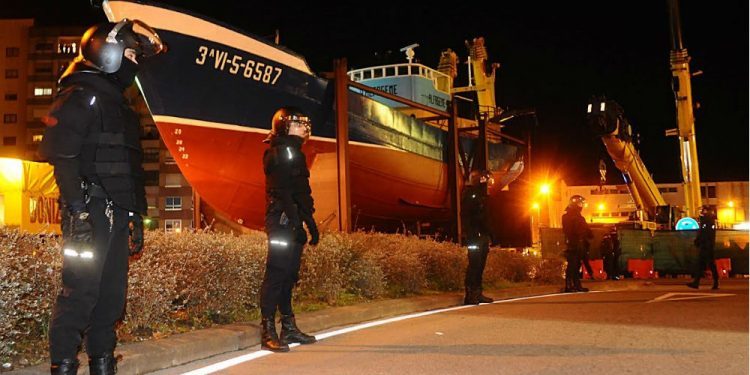 El «Alfageme» vara en la rotonda de Coia