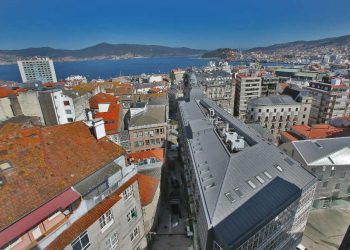 Avanza la cubierta de la escalera mecánica de Vigo, desde el Casco Vello Alto y desde Segunda República