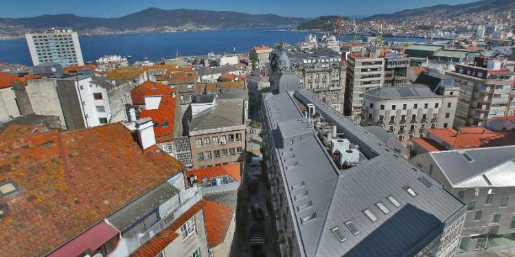 Avanza la cubierta de la escalera mecánica de Vigo, desde el Casco Vello Alto y desde Segunda República
