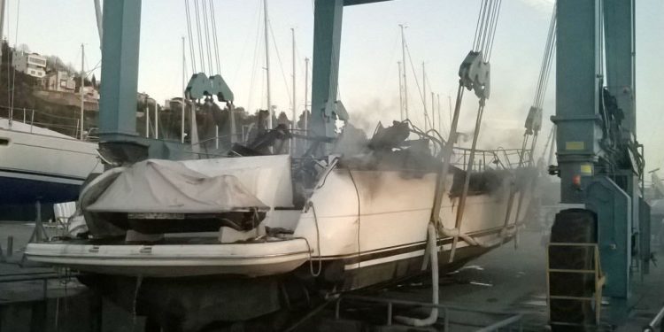 Así quedó el yate de Míchel Salgado tras arder en Punta Lagoa