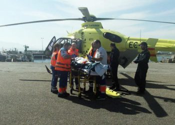 Un helicóptero traslada a un herido en Moaña al caerse de una escalera
