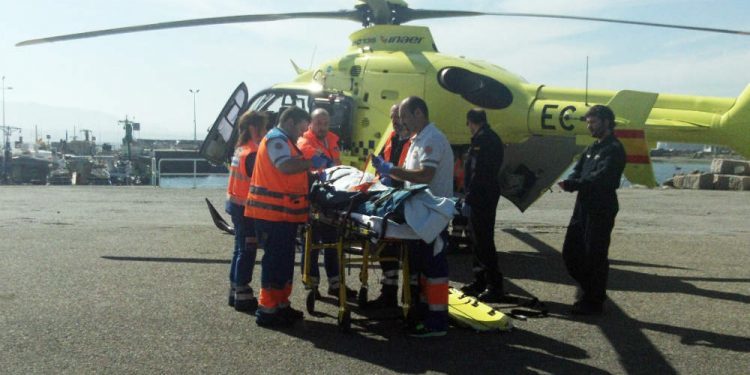 Un helicóptero traslada a un herido en Moaña al caerse de una escalera