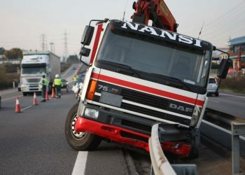 El reventón de una rueda provoca la salida de vía de un camión en la A-55