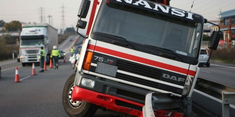 El reventón de una rueda provoca la salida de vía de un camión en la A-55