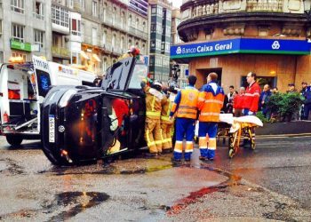 Excarcelados los dos ocupantes de un vehículo volcado en el centro de Vigo