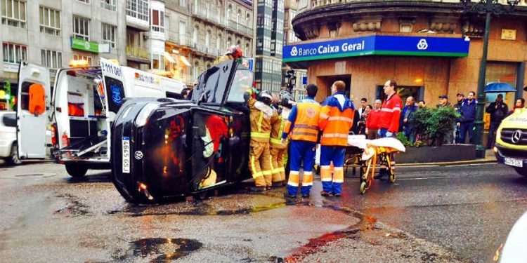 Excarcelados los dos ocupantes de un vehículo volcado en el centro de Vigo