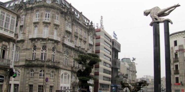 Trabajo sin descanso para reformar Porta do Sol: olivos, locales, Princesa y cubierta para las escaleras mecánicas