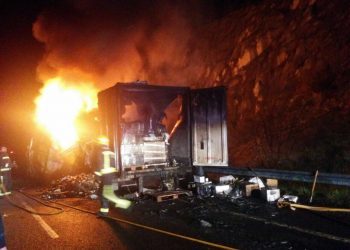 Arde un camión que circulaba por la autovía Rías Baixas