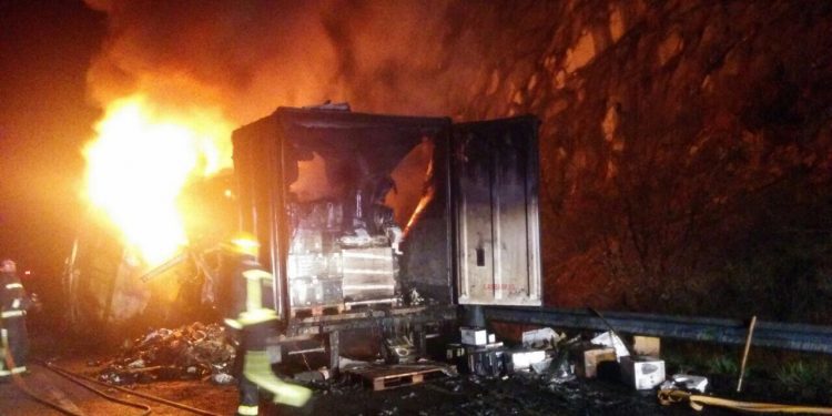 Arde un camión que circulaba por la autovía Rías Baixas
