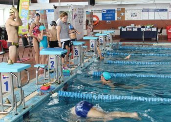 Medio millar de nadadores solidarios se turnaron en el Náutico por una buena causa
